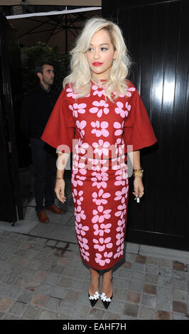 Rita ora arrivando al firehouse club, indossando un rosso floreale abito di stampa dotata di: Rita Ora dove: Londra, Regno Unito quando: 13 Maggio 2014 Foto Stock