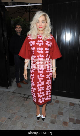 Rita ora arrivando al firehouse club, indossando un rosso floreale abito di stampa dotata di: Rita Ora dove: Londra, Regno Unito quando: 13 Maggio 2014 Foto Stock