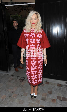 Rita ora arrivando al firehouse club, indossando un rosso floreale abito di stampa dotata di: Rita Ora dove: Londra, Regno Unito quando: 13 Maggio 2014 Foto Stock