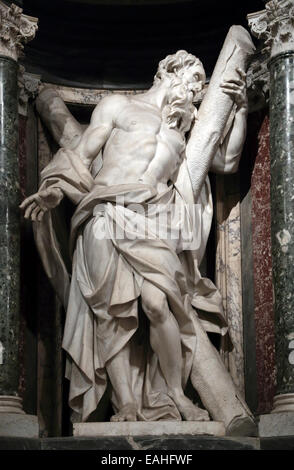 Statua di Andrea apostolo in una nicchia nella ARCIBASILICA DI SAN GIOVANNI IN LATERANO, Roma Italia Foto Stock