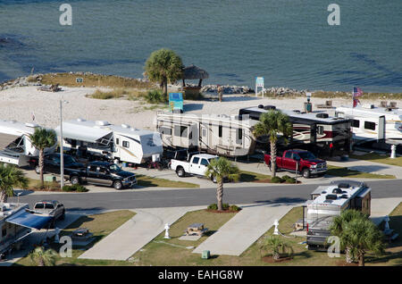 RV e parco del rimorchio sulla Santa Rosa suono la spiaggia di Pensacola del nord della Florida USA Foto Stock