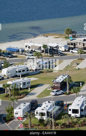 RV e parco del rimorchio sulla Santa Rosa suono la spiaggia di Pensacola del nord della Florida USA Foto Stock