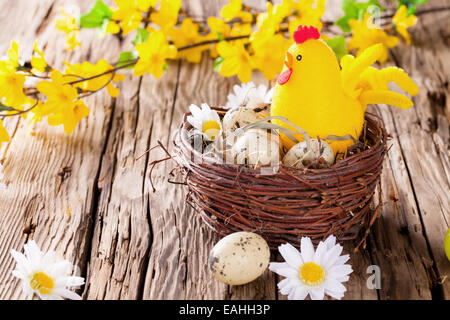 Pasqua ancora vita con i tradizionali colori decorativi uova nel nido Foto Stock