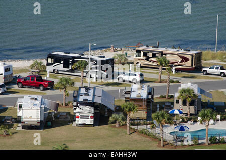 RV e parco del rimorchio sulla Santa Rosa suono la spiaggia di Pensacola del nord della Florida USA Foto Stock