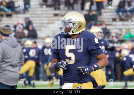 South Bend, Indiana, Stati Uniti d'America. Xv Nov, 2014. Notre Dame QB EVERETT GOLSON (5) si riscalda prima di una partita tra la Northwestern Wildcats e Notre Dame Fighting Irish di Notre Dame Stadium di South Bend, Indiana. © Frank Jansky/ZUMA filo/Alamy Live News Foto Stock