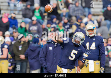 South Bend, Indiana, Stati Uniti d'America. Xv Nov, 2014. Notre Dame QB EVERETT GOLSON (5) si riscalda prima di una partita tra la Northwestern Wildcats e Notre Dame Fighting Irish di Notre Dame Stadium di South Bend, Indiana. © Frank Jansky/ZUMA filo/Alamy Live News Foto Stock