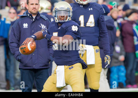 South Bend, Indiana, Stati Uniti d'America. Xv Nov, 2014. Notre Dame QB EVERETT GOLSON (5) si riscalda prima di una partita tra la Northwestern Wildcats e Notre Dame Fighting Irish di Notre Dame Stadium di South Bend, Indiana. © Frank Jansky/ZUMA filo/Alamy Live News Foto Stock