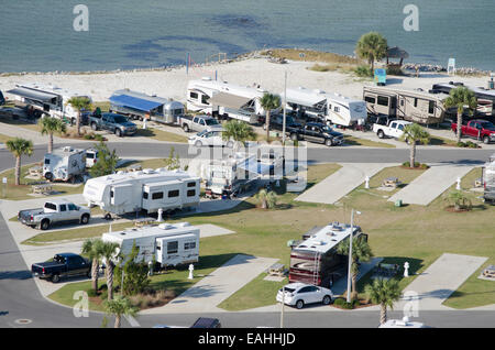 RV e parco del rimorchio sulla Santa Rosa suono la spiaggia di Pensacola del nord della Florida USA Foto Stock