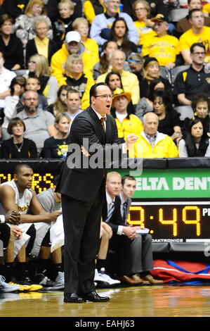 Wichita, Kansas, Stati Uniti d'America. Xiv Nov, 2014. Wichita State Shockers head coach Gregg Marshall grida istruzioni al suo team durante il NCAA pallacanestro tra il nuovo Stato del Messico Aggies e Wichita State Shockers a Charles Koch Arena di Wichita, Kansas. Kendall Shaw/CSM/Alamy Live News Foto Stock