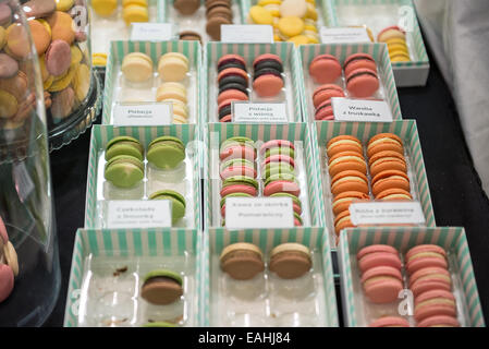 Varsavia, Polonia. 15 Novembre, 2014. Macaron - Francese meringa dolce-basato confection visualizzata su un supporto durante la International cioccolato e caramelle Festival presso il Palazzo della Cultura e della scienza a Varsavia in Polonia Credito: kpzfoto/Alamy Live News Foto Stock