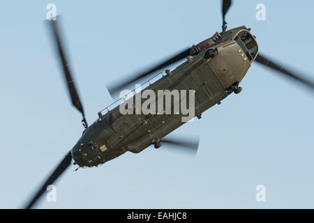 Fairford, Regno Unito - 12 Luglio 2014: Un RAF elicottero Chinook visualizzazione presso il Royal International Air Tattoo. Foto Stock