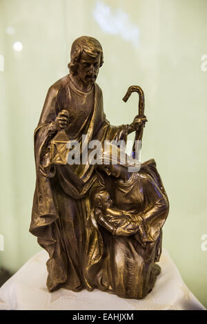 Varsavia, Polonia. 15 Novembre, 2014. La Santa Famiglia - il Bambino Gesù, la Vergine Maria e San Giuseppe - figure di cioccolato viene visualizzata su un supporto durante la International cioccolato e caramelle Festival presso il Palazzo della Cultura e della scienza a Varsavia in Polonia Credito: kpzfoto/Alamy Live News Foto Stock