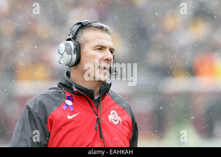 Minneapolis, Minn. Xv Nov, 2014. Ohio State Buckeyes head coach Urban Meyer è mostrato durante il NCAA Football gioco tra le Università del Minnesota i Gopher e la Ohio State Buckeyes a TCF Bank Stadium di Minneapolis, Minn. Ohio State sconfitto Minnesota 31 - 24. © csm/Alamy Live News Foto Stock