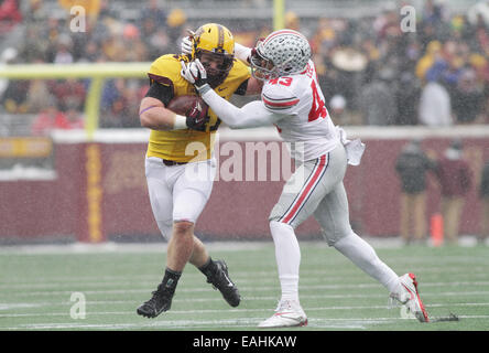 Minneapolis, Minn. Xv Nov, 2014. Ohio State Buckeyes linebacker Darron Lee (43) affronta Minnesota i Gopher running back miglia Thomas (41) nel secondo trimestre azione durante il NCAA Football gioco tra le Università del Minnesota i Gopher e la Ohio State Buckeyes a TCF Bank Stadium di Minneapolis, Minn. © csm/Alamy Live News Foto Stock