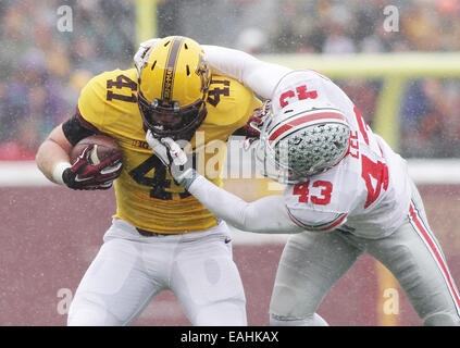 Minneapolis, Minn. Xv Nov, 2014. Ohio State Buckeyes linebacker Darron Lee (43) affronta Minnesota i Gopher running back miglia Thomas (41) nel secondo trimestre azione durante il NCAA Football gioco tra le Università del Minnesota i Gopher e la Ohio State Buckeyes a TCF Bank Stadium di Minneapolis, Minn. © csm/Alamy Live News Foto Stock