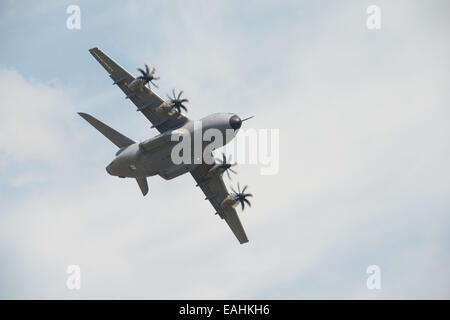 Fairford, Regno Unito - 12 Luglio 2014: Un RAF Airbus A400M velivoli da trasporto visualizzazione presso il Royal International Air Tattoo. Foto Stock