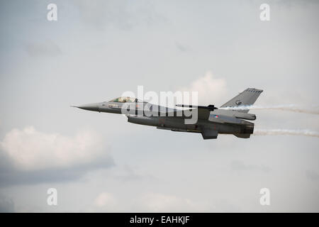Fairford, Regno Unito - 12 Luglio 2014: Un Royal Netherlands Air Force (RNLAF) F16 fighter jet in volo e visualizzazione presso il Royal giornat Foto Stock