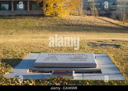 Luogo di sepoltura di John George Diefenbaker, ex primo ministro del Canada, e sua moglie Olive al centro Diefenbaker presso la University of Saskatchewan Foto Stock