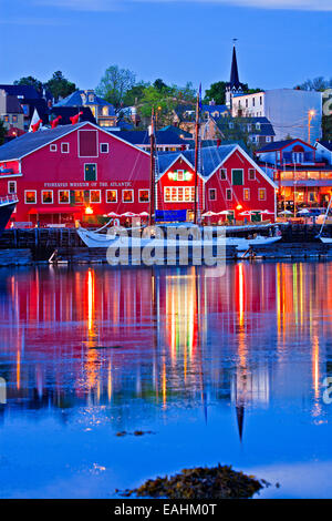 Museo della pesca dell'Atlantico e la città di Lunenburg al tramonto, Lunenburg Harbour, Lighthouse Route, Nova Scotia, Canada. Foto Stock