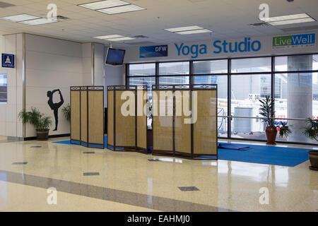 Studio di Yoga in Dallas - Fort Worth Airport Terminal Foto Stock