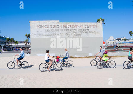 Escursioni in bicicletta a Venice Beach, Los Angeles, California, Stati Uniti d'America Foto Stock