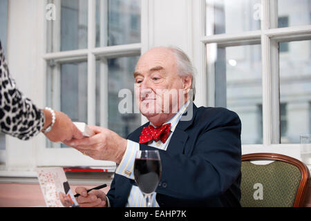 Henry Blofeld al oldie pranzo letterario 11-11-14 Foto Stock