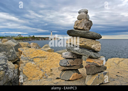 La figura di pietra con Cap des Rosiers faro in background, Land's End, Gaspesie, Penisola Gaspesie, Highway 132, Quebec, C Foto Stock