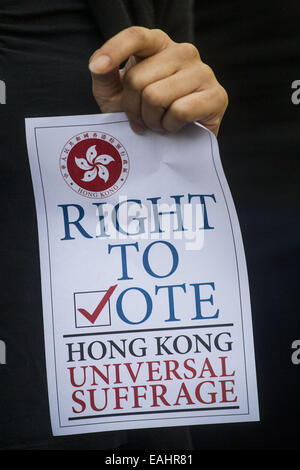 Los Angeles, California, USA. Xv Nov, 2014. I membri di artisti visivi Guild e amici agire fuori la Hong Kong ombrello movimento durante la Doo Dah Parade a sostegno di Hong Kong di diritto universale di voto, Sabato, 15 novembre 2014 a Pasadena, in California. Credito: Ringo Chiu/ZUMA filo/Alamy Live News Foto Stock