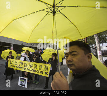 Los Angeles, California, USA. Xv Nov, 2014. I membri di artisti visivi Guild e amici agire fuori la Hong Kong ombrello movimento durante la Doo Dah Parade a sostegno di Hong Kong di diritto universale di voto, Sabato, 15 novembre 2014 a Pasadena, in California. Credito: Ringo Chiu/ZUMA filo/Alamy Live News Foto Stock