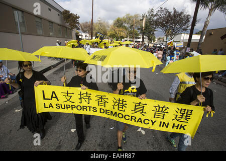 Los Angeles, California, USA. Xv Nov, 2014. I membri di artisti visivi Guild e amici agire fuori la Hong Kong ombrello movimento durante la Doo Dah Parade a sostegno di Hong Kong di diritto universale di voto, Sabato, 15 novembre 2014 a Pasadena, in California. Credito: Ringo Chiu/ZUMA filo/Alamy Live News Foto Stock