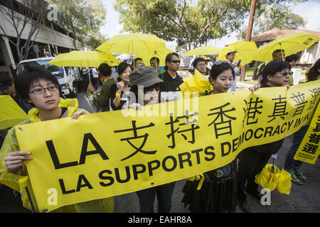 Los Angeles, California, USA. Xv Nov, 2014. I membri di artisti visivi Guild e amici agire fuori la Hong Kong ombrello movimento durante la Doo Dah Parade a sostegno di Hong Kong di diritto universale di voto, Sabato, 15 novembre 2014 a Pasadena, in California. Credito: Ringo Chiu/ZUMA filo/Alamy Live News Foto Stock