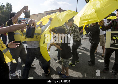 Los Angeles, California, USA. Xv Nov, 2014. I membri di artisti visivi Guild e amici agire fuori la Hong Kong ombrello movimento durante la Doo Dah Parade a sostegno di Hong Kong di diritto universale di voto, Sabato, 15 novembre 2014 a Pasadena, in California. Credito: Ringo Chiu/ZUMA filo/Alamy Live News Foto Stock