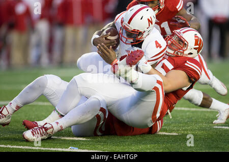 15 novembre 2014: Nebraska Cornhuskers quarterback Tommy Armstrong Jr. #4 è saccheggiata dal Wisconsin Badgers naso affrontare Arthur Goldberg #95 durante il NCAA Football gioco tra il Nebraska Cornhuskers e Wisconsin Badgers a Camp Randall Stadium di Madison, WI. Wisconsin sconfitto Nebraska 59-24. John Fisher/CSM Foto Stock