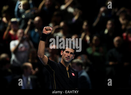 Londra, Regno Unito. Xv Nov, 2014. Novak Djokovic di Serbia reagisce dopo la sua ATP World Tour Finals semifinale partita contro Kei Nishikori del Giappone a Londra, Regno Unito, su nov. 15, 2014. Novak Djokovic ha vinto 2-1. Credito: Han Yan/Xinhua/Alamy Live News Foto Stock