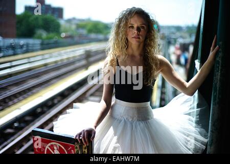 Ballerina classica con tutu ballando nella metropolitana di New York. Ballerina classica con tutu ballando nella metropolitana di New York. Foto Stock