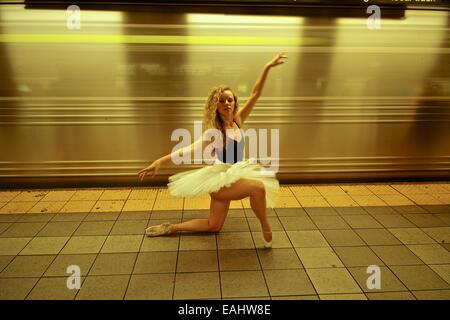 Ballerina classica con tutu ballando nella metropolitana di New York. Ballerina classica con tutu ballando nella metropolitana di New York. Foto Stock