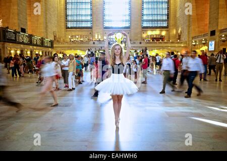 Ballerina classica con tutu ballando nella metropolitana di New York. Foto Stock