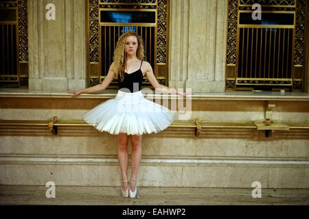 Ballerina classica con tutu ballando nella metropolitana di New York. Foto Stock