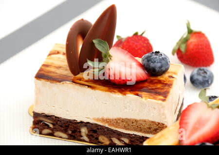 Brownie tiramisù bianco torta di fragole fresche con il tappetino Foto Stock