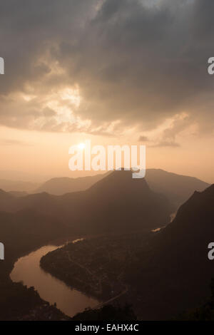 Fiume Nam Ou serpeggiando attraverso vette carsiche nel nord del Laos Foto Stock