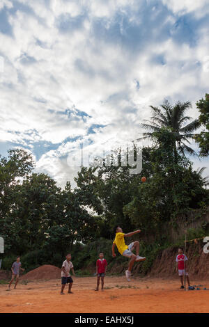 Lao acrobatico figli giocare palla in rattan. Foto Stock