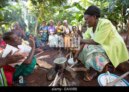 Gli abitanti di un villaggio di partecipare a una cucina e nutrizione di dimostrazione nel distretto di Mulanje, Malawi. Foto Stock