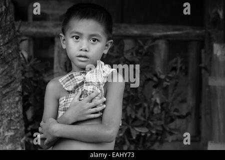 Giovane ragazzo Lao nel Villaggio di Nong Khiaw Foto Stock