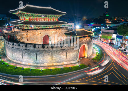 A tarda notte si sfoca traffico passato Paldalmun Gate in Suwon, Corea del Sud. Foto Stock