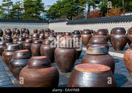 Decine di grandi vasi di argilla tenere la fermentazione KIMCHI in Seoul, Corea del Sud. Foto Stock