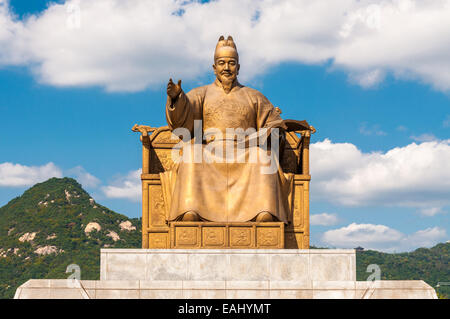 La gigantesca statua dorata del Re Sejong il grande nel Gwanghwamun Square, Seoul, Corea del Sud. Foto Stock