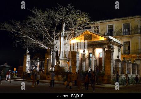 L'Avana, Cuba. Xv Nov, 2014. Residenti a piedi nella parte anteriore del 'El Templete', nel contesto del 495 anniversario della fondazione della 'Villa de San Cristobal de La Habana', a l'Avana, nov. 15, 2014. In seguito a una tradizione antico, i cubani riunisce sotto la ceiba tree di 'El Templete' a dire tre voti, alla vigilia della celebrazione della fondazione del 'Villa de San Cristobal de La Habana', nome del fondatore di La Habana. © Joaquin Hernandez/Xinhua/Alamy Live News Foto Stock