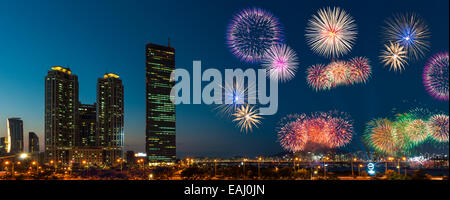 Fuochi d'artificio esplodere oltre il Fiume Han durante l annuale Seoul Festival dei fuochi d'artificio a Seul, in Corea del Sud. Foto Stock