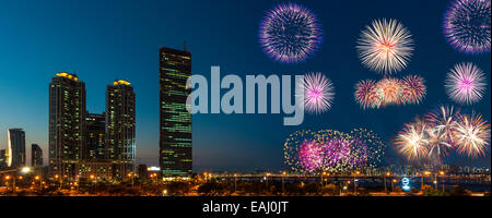 Fuochi d'artificio esplodere oltre il Fiume Han durante l annuale Seoul Festival dei fuochi d'artificio a Seul, in Corea del Sud. Foto Stock