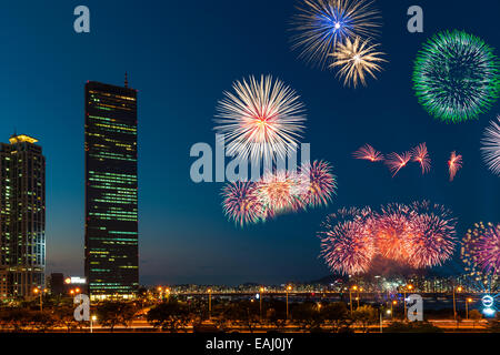 Fuochi d'artificio esplodere oltre il Fiume Han durante l annuale Seoul Festival dei fuochi d'artificio a Seul, in Corea del Sud. Foto Stock